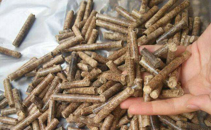 木屑的另一個(gè)作用就是做成燃料顆粒?？赡軐?duì)于燃料顆粒，有很多人，還是很陌生。要知道木屑顆粒機(jī)加工的燃料顆粒可是能夠用來代替煤炭的。